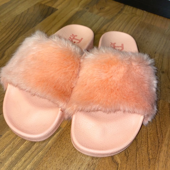 Pink fuzzy slides - Picture 2 of 4
